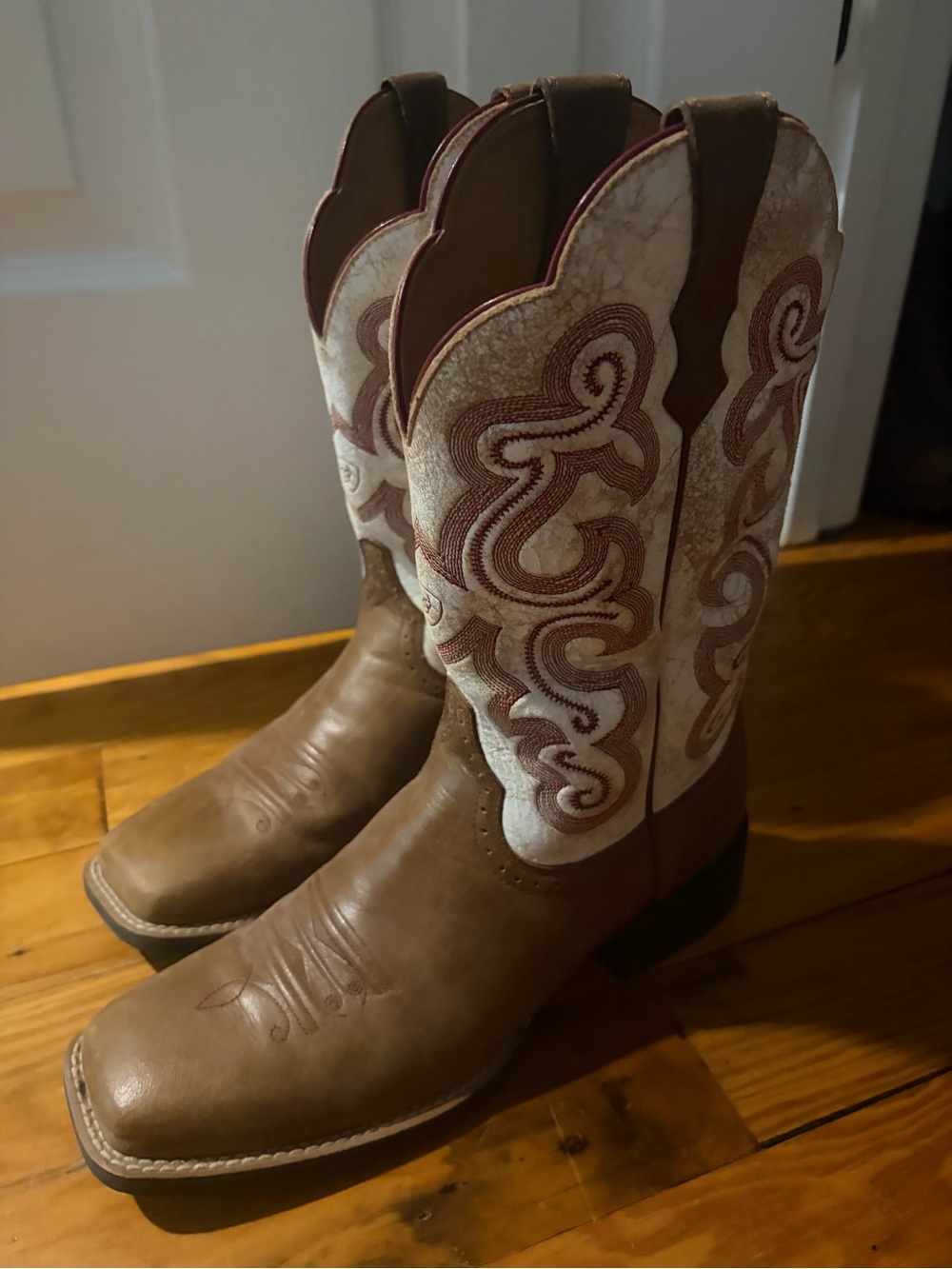 Arait Women's Brown and White Embroidered Western Boots